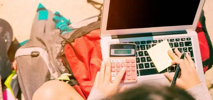 tasa d abandono en el ecommerce, mujer abandonando la compra en su ecommerce