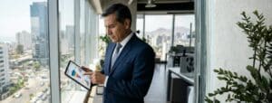Gerente general revisando métricas de rentabilidad de una estrategia Google Ads B2B en una oficina corporativa en Lima.
